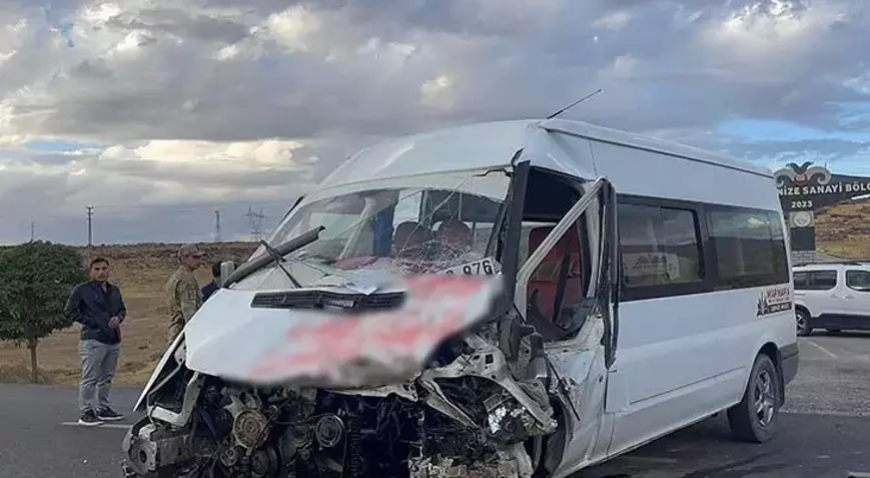 Van Erciş’te öğrenci servisi ile tır çarpıştı: 14 yaralı