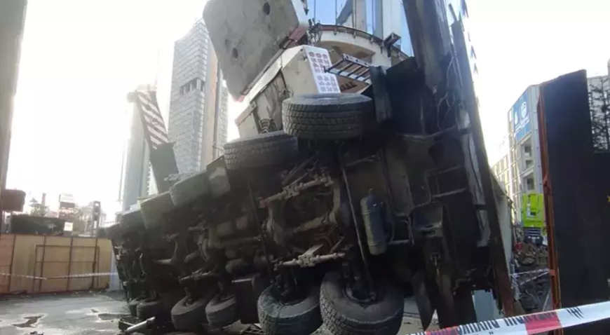 Şişli’de İnşaat Vincinin Devrilmesi Panik Yarattı: Öğrenci Yurduna Çarptı