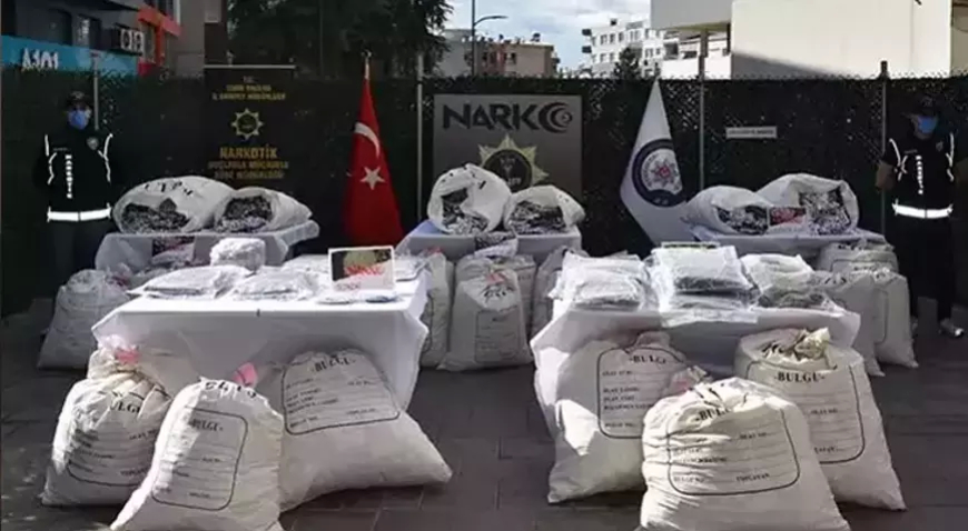 İzmir’de Büyük Uyuşturucu Operasyonu: 881 Bin 800 Sentetik Hap Ele Geçirildi