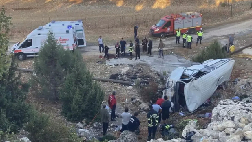 Mersin’de Tarım İşçilerini Taşıyan Minibüs Şarampole Yuvarlandı: 5 Ölü, 14 Yaralı
