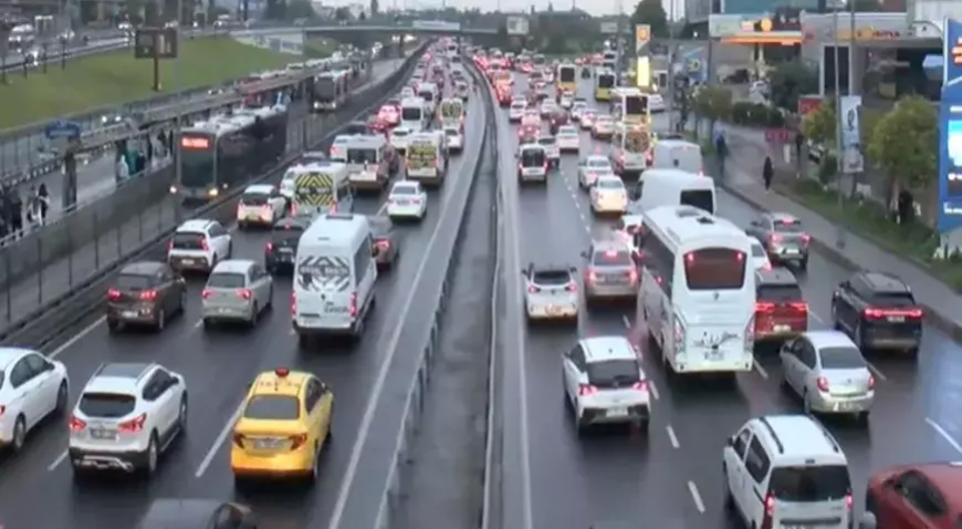 İstanbul’da Yağmur Trafiği Felç Etti: Yoğunluk Yüzde 80’e Ulaştı