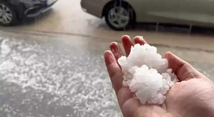 Adıyaman’da Fındık Büyüklüğünde Dolu Yağdı: İlçe Beyaza Büründü