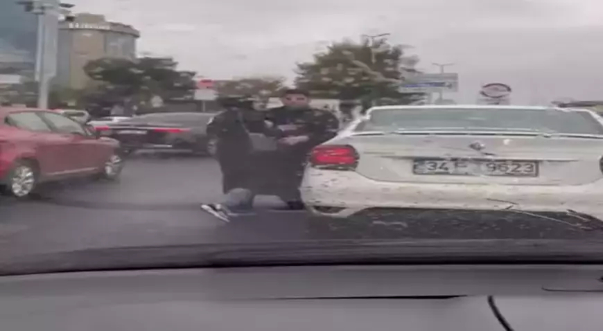 Kadıköy’de Trafikte Gergin Anlar: Yolcu İndiren Sürücü Küfürler Savurdu