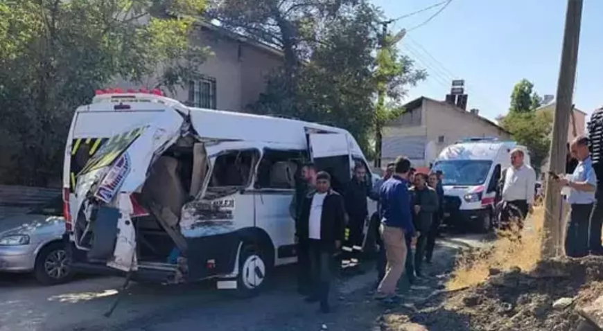 Muş’ta Tren ile Okul Servisi Çarpıştı: 17 Öğrenci Yaralandı