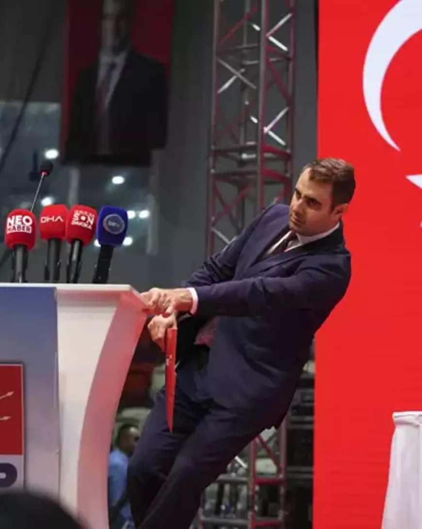 CHP İzmir İl Kongresi’nde Tek Aday Çağatay Güç Baygınlık Geçirdi, Seçimi Kazandı