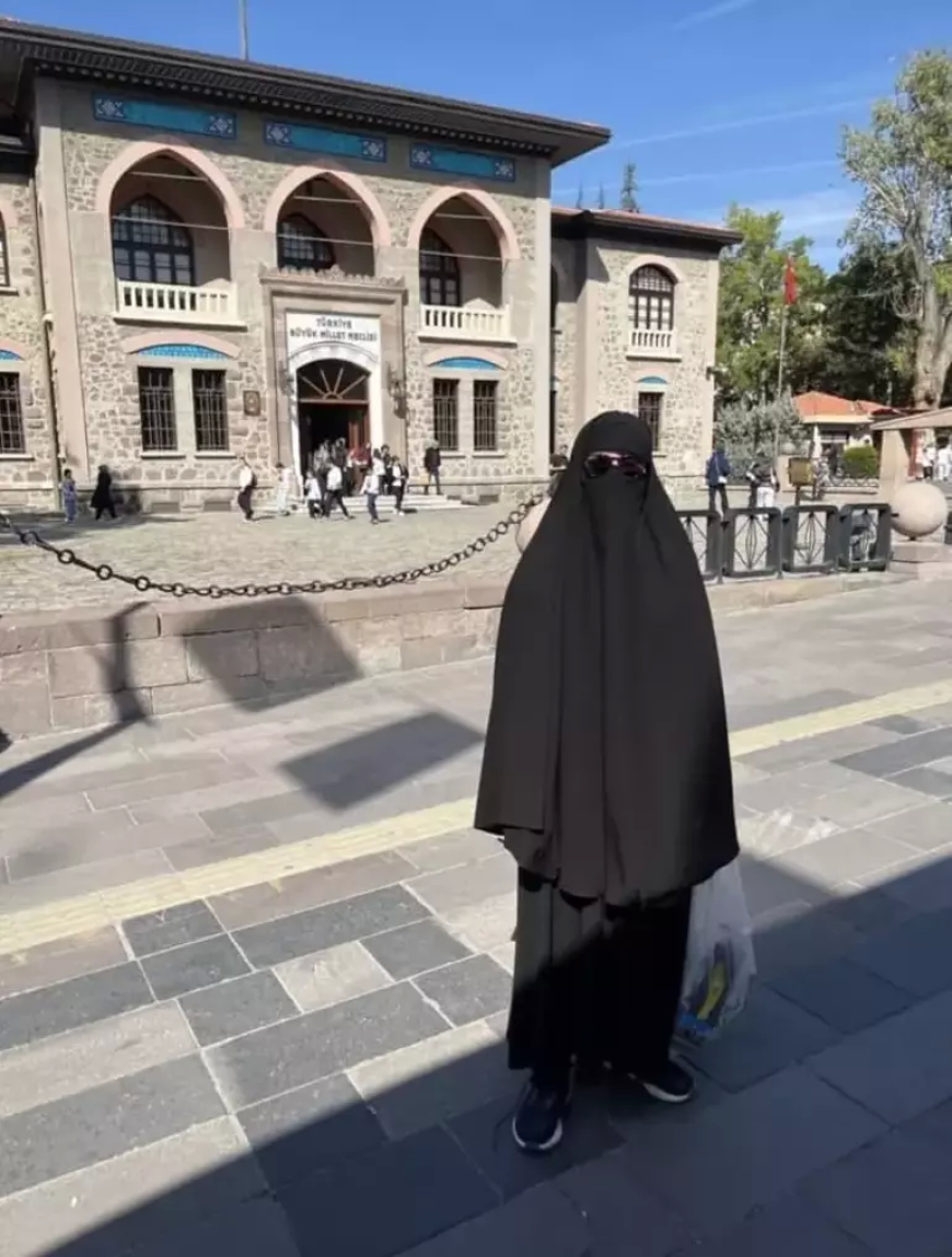 Ankara’da Çarşaflı Sosyal Deney Gözaltısı