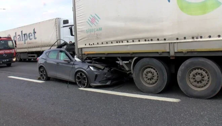 Sancaktepe'de dehşet kaza: Otomobil TIR’ın altına girdi, sürücü yaralı kurtarıldı