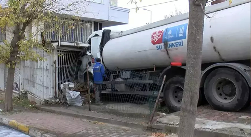 Küçükçekmece’de İSKİ su tankeri iş yerine daldı: Faciadan dönüldü