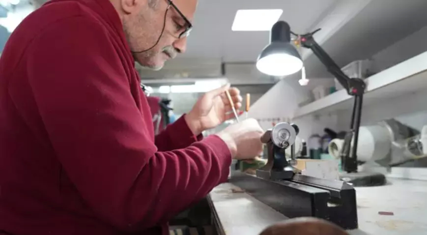 Erzincanlı usta, Brezilya kuka ağacından 100 bin liralık tespih üretiyor