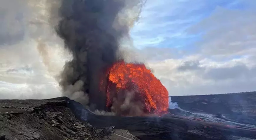 Hawaii’de Kilauea Yanardağı Yeniden Patladı: Lav Fıskiyeleri Gökyüzünü Aydınlattı