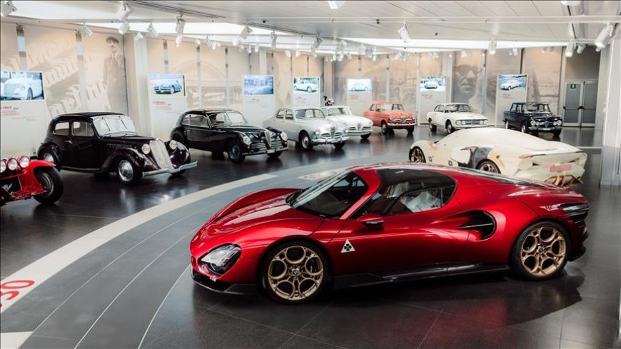 Alfa Romeo 33 Stradale Yeniden Müze Sahnesinde