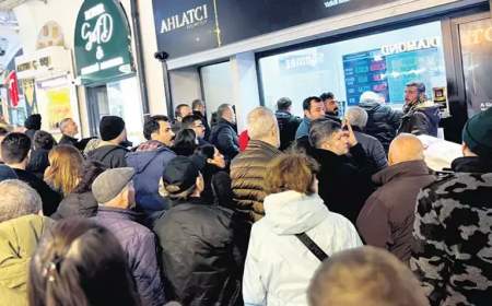 Piyasalar Sallandı, Altına Hücum Başladı: Kapalıçarşı’da "Döviz Bozdurma" Kuyrukları!