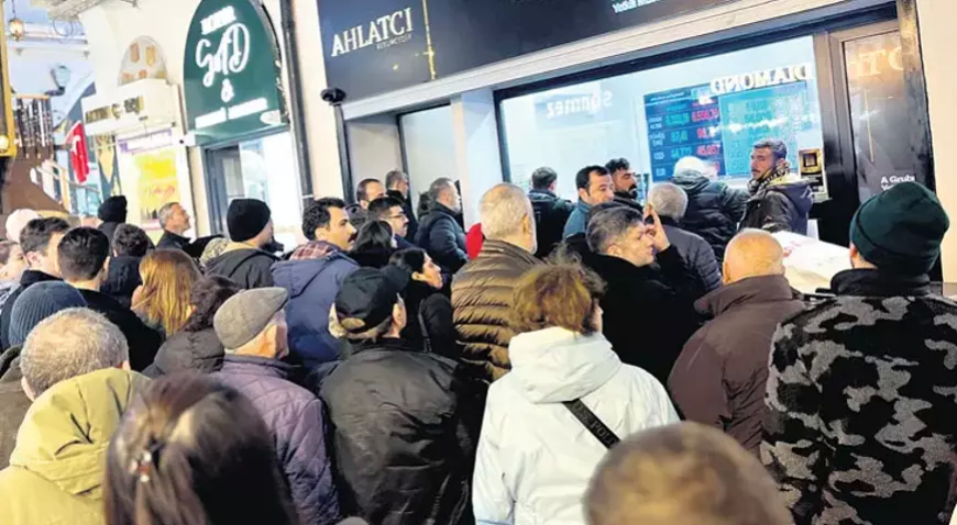 Piyasalar Sallandı, Altına Hücum Başladı: Kapalıçarşı’da "Döviz Bozdurma" Kuyrukları!
