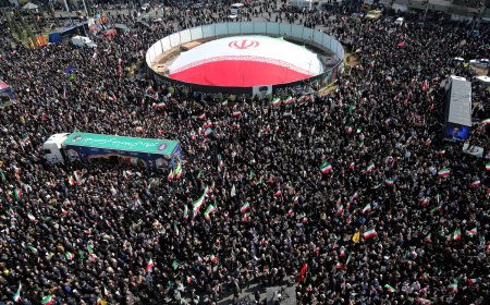 Tahran’da Tarihi Cenaze Töreni: Komutanlar, Bilim İnsanları ve Siviller Uğurlanıyor