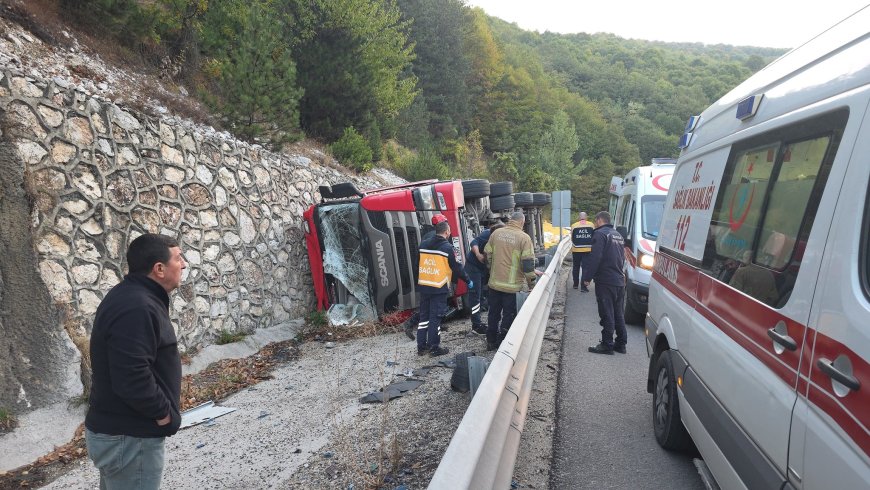 Bursa’da Hayvan Yemi Yüklü TIR Devrildi