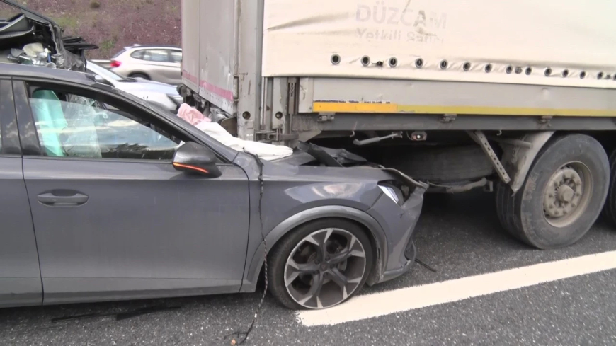İstanbul Sancaktepe'de Otomobil TIR’ın altına girdi, sürücü yaralı kurtarıldı