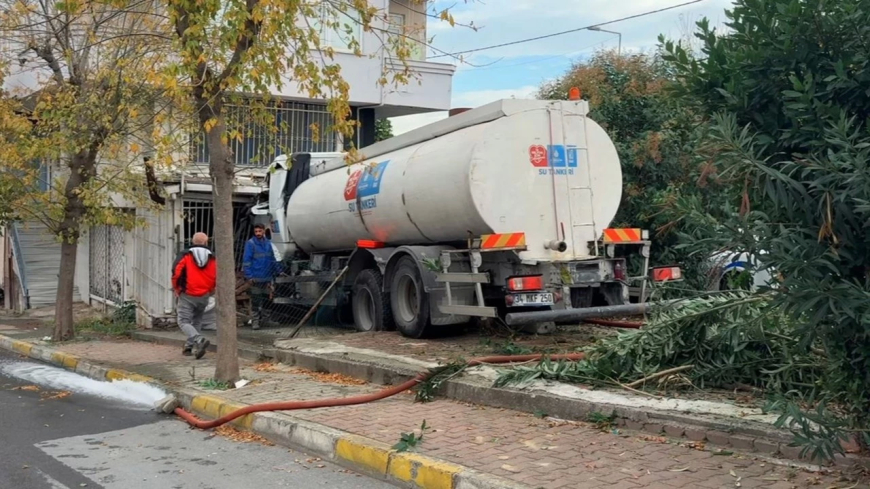 Küçükçekmece’de İSKİ su tankeri iş yerine daldı: Faciadan dönüldü