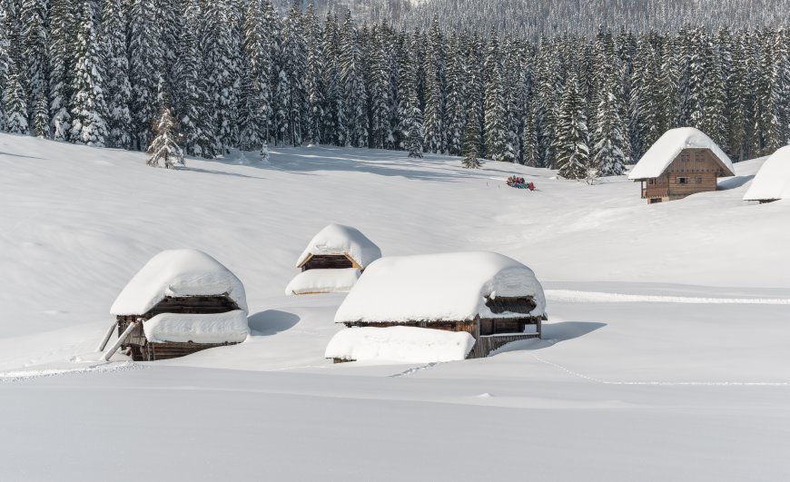 Rize Yaylalarında Haziran Sonunda 10 Metreyi Aşan Kar: Evler Kara Gömüldü, Yollar Kapandı