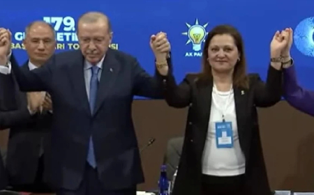 Burcu Köksal AK Parti'de! Rozetini Cumhurbaşkanı Erdoğan Taktı!