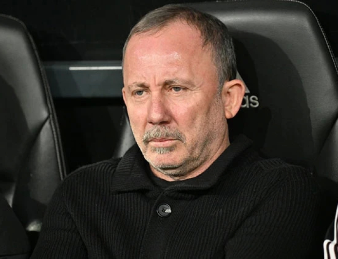 Beşiktaş’ta Kupa Şoku: Sergen Yalçın’dan İstifa Sinyali ve Taraftarın Sert Tepkisi