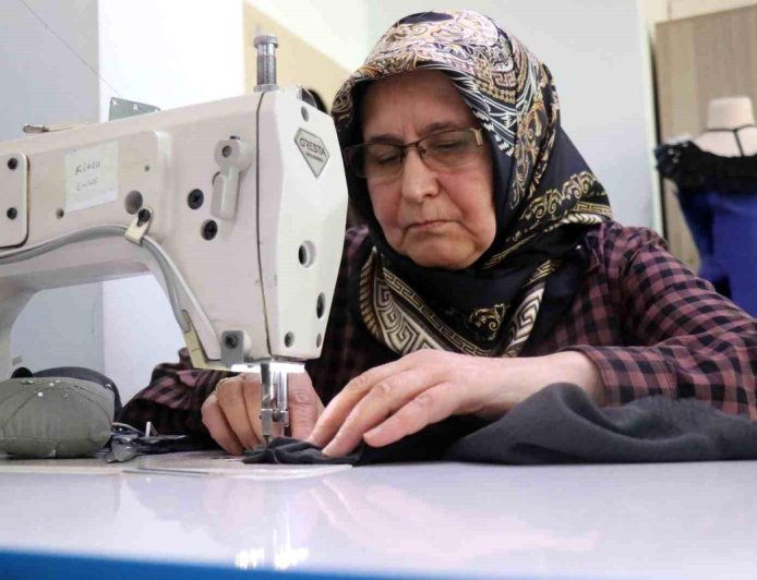 "Beni Sınıfta Bırakın Hocam": 65 Yaşındaki Remziye Demir’in Azmi ve Kurs Tutkusu