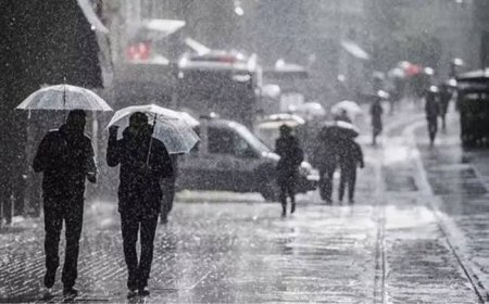 İstanbul'da Aniden Bastıran Sağanak Hayatı Felç Etti: Caddeler Göle Döndü!
