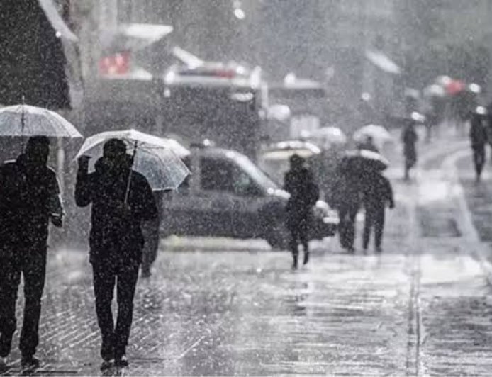 İstanbul'da Aniden Bastıran Sağanak Hayatı Felç Etti: Caddeler Göle Döndü!